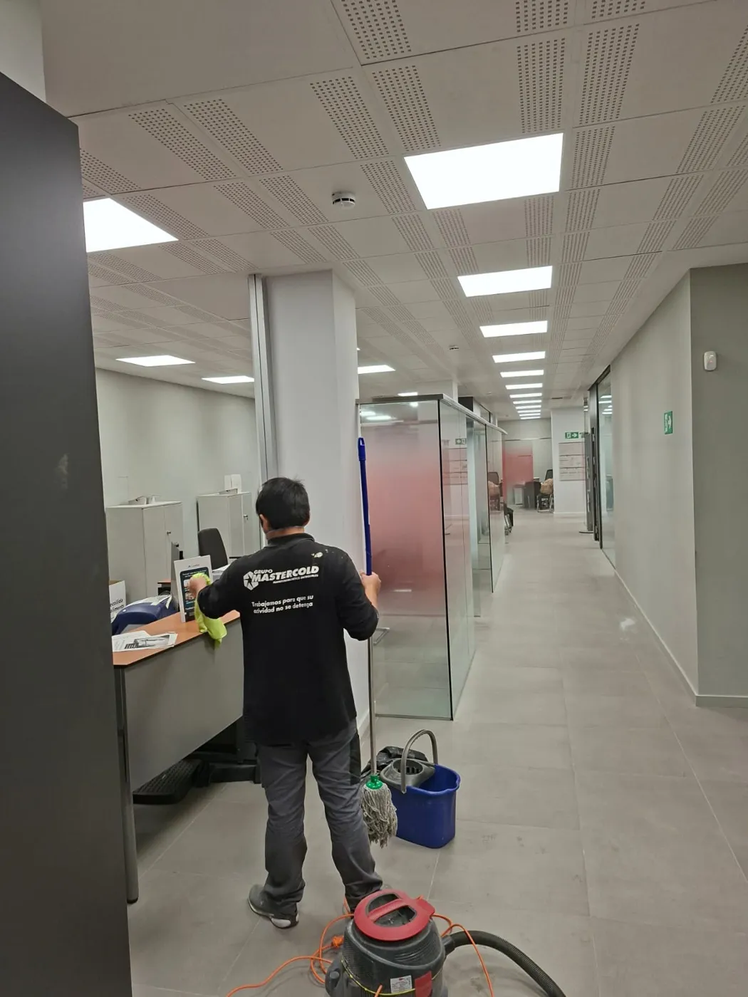 Operario de Greyscos realizando la limpieza final de una oficina