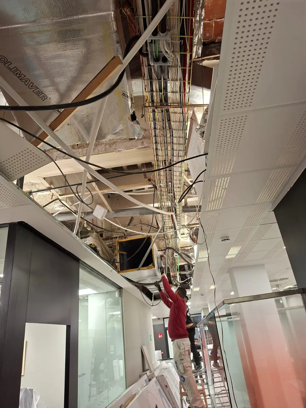 Instalaciones en techo técnico durante una obra en local
