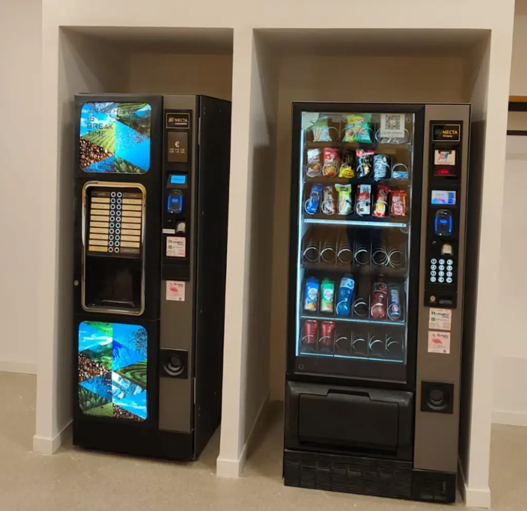 Instalación de pladur con hornacinas a medida para máquinas de vending en un local de Barcelona
