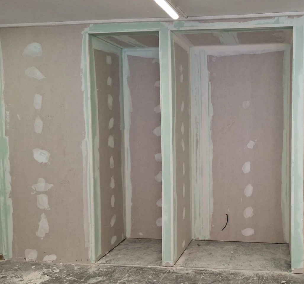 Instalación de pladur para tabiquería de armarios empotrados con juntas encintadas en Barcelona