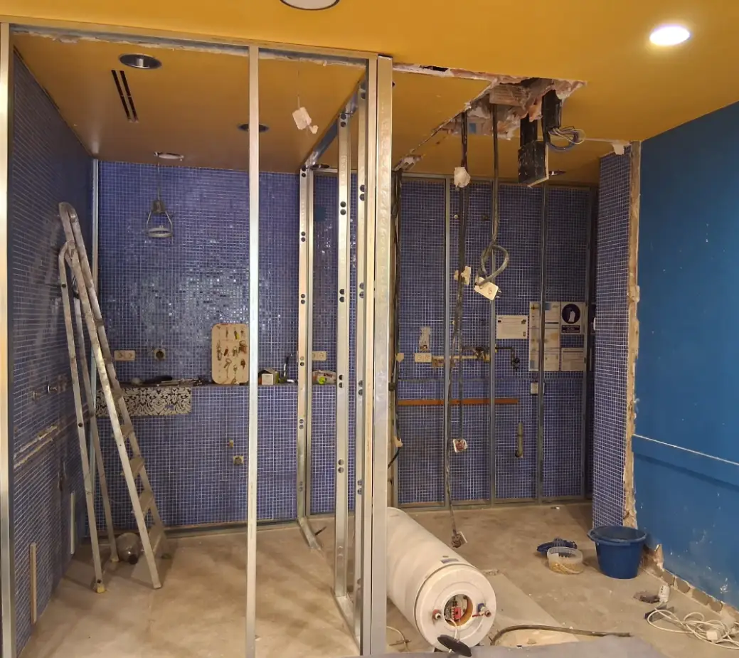 Reforma integral con instalación de perfiles metálicos para tabiquería de pladur en Barcelona